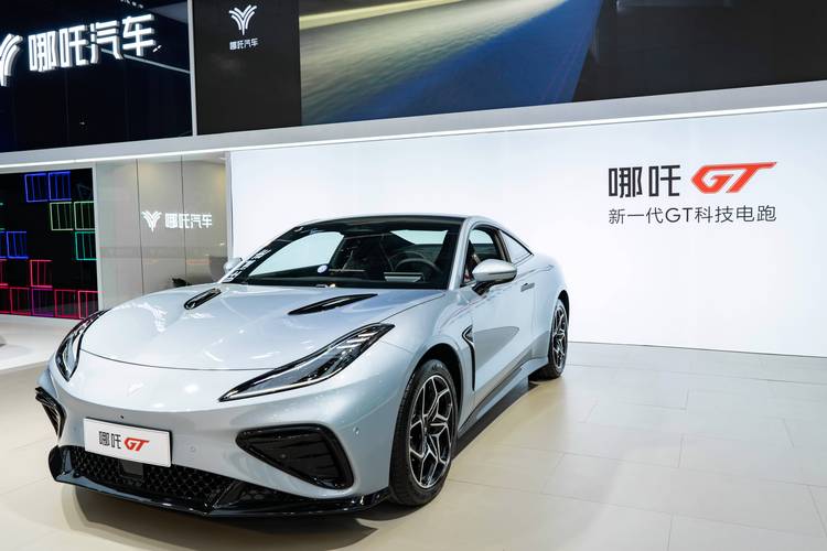 佛山1哪吒汽车在智能汽车领域的表现，领途汽车在新能源汽车市场中的影响力